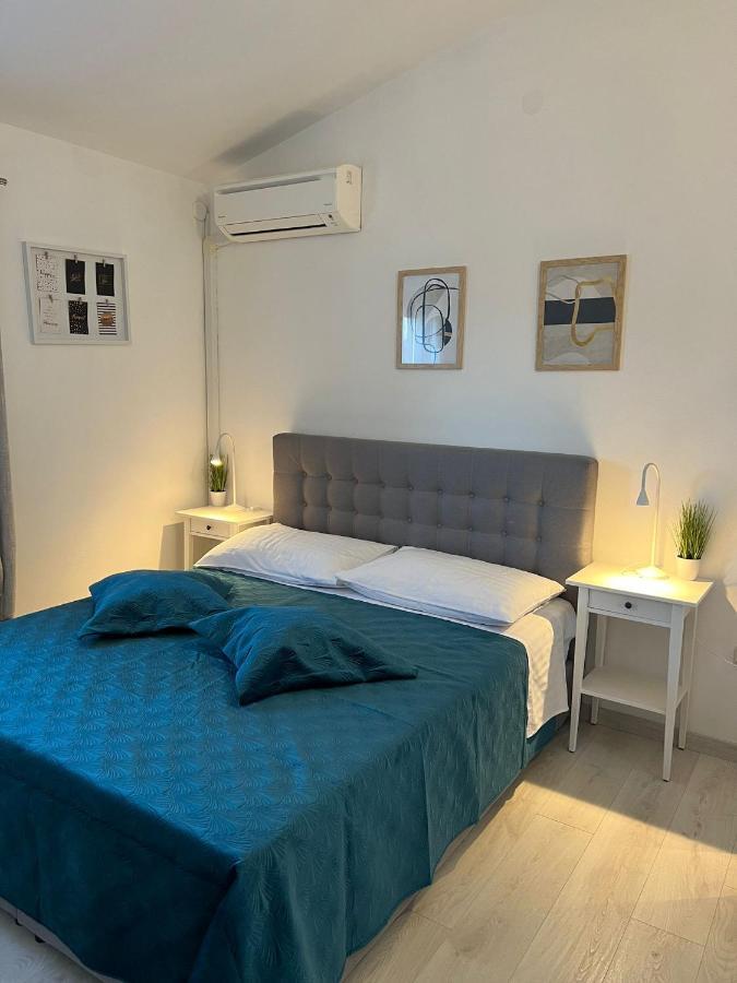 Apartments And Rooms Lorena 236 Ровин Екстериор снимка