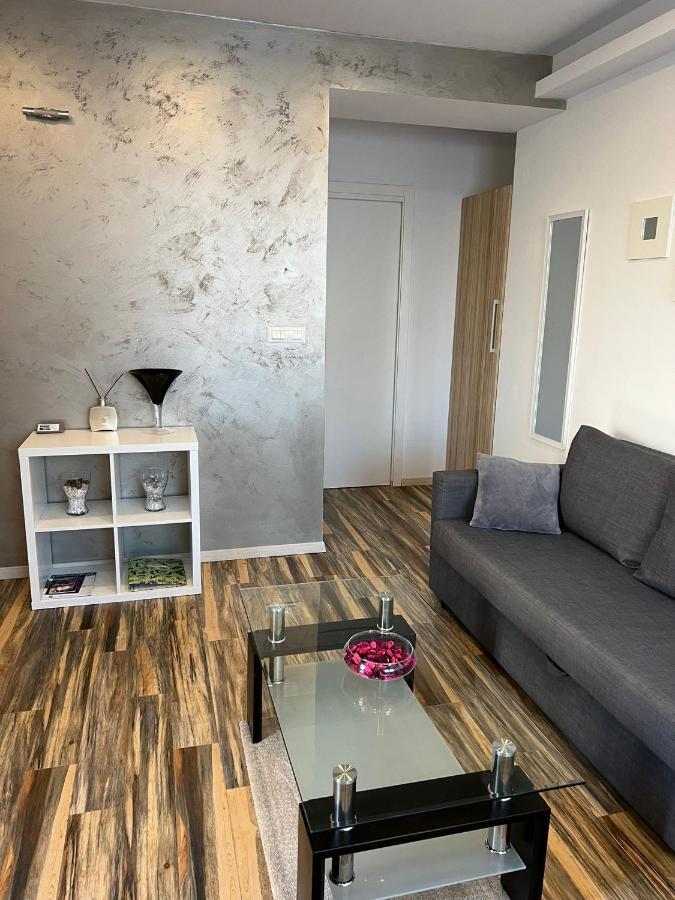 Apartments And Rooms Lorena 236 Ровин Екстериор снимка