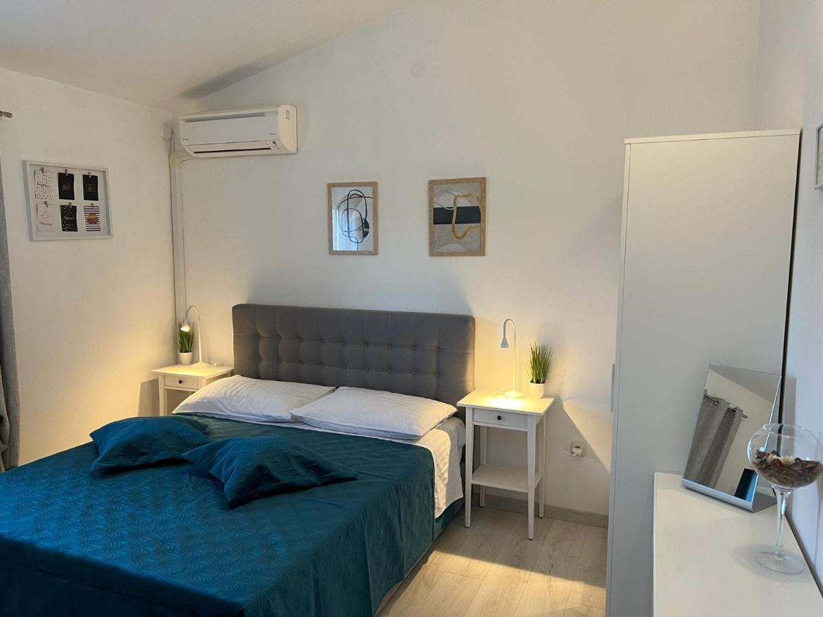 Apartments And Rooms Lorena 236 Ровин Екстериор снимка
