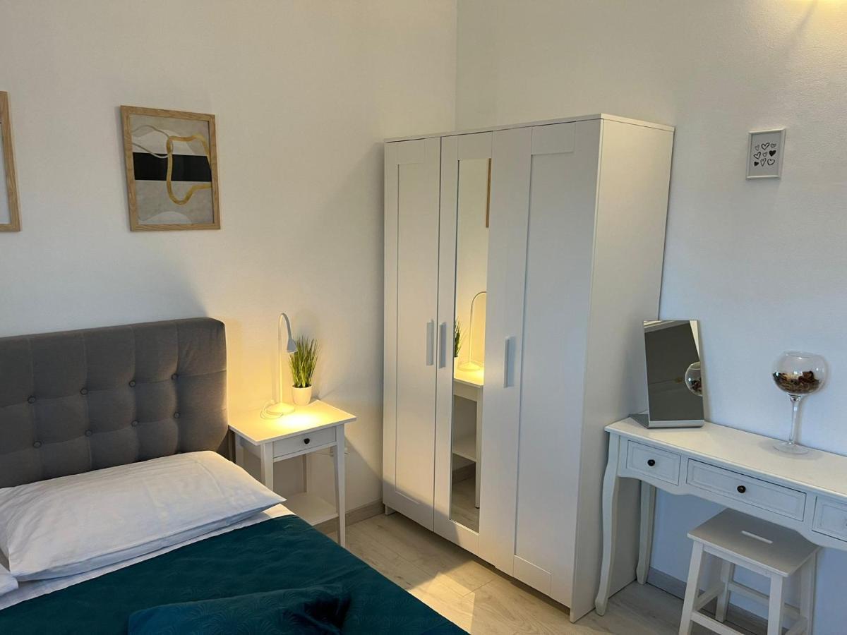 Apartments And Rooms Lorena 236 Ровин Екстериор снимка
