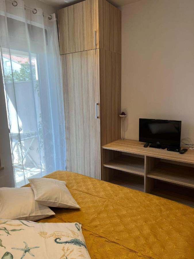 Apartments And Rooms Lorena 236 Ровин Екстериор снимка