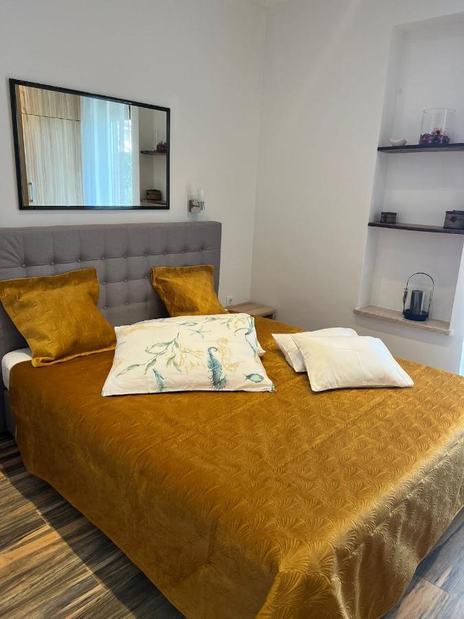 Apartments And Rooms Lorena 236 Ровин Екстериор снимка