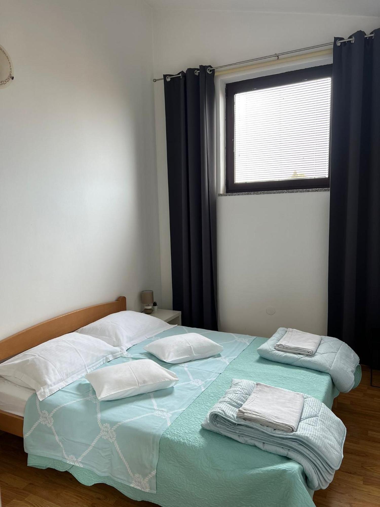 Apartments And Rooms Lorena 236 Ровин Екстериор снимка