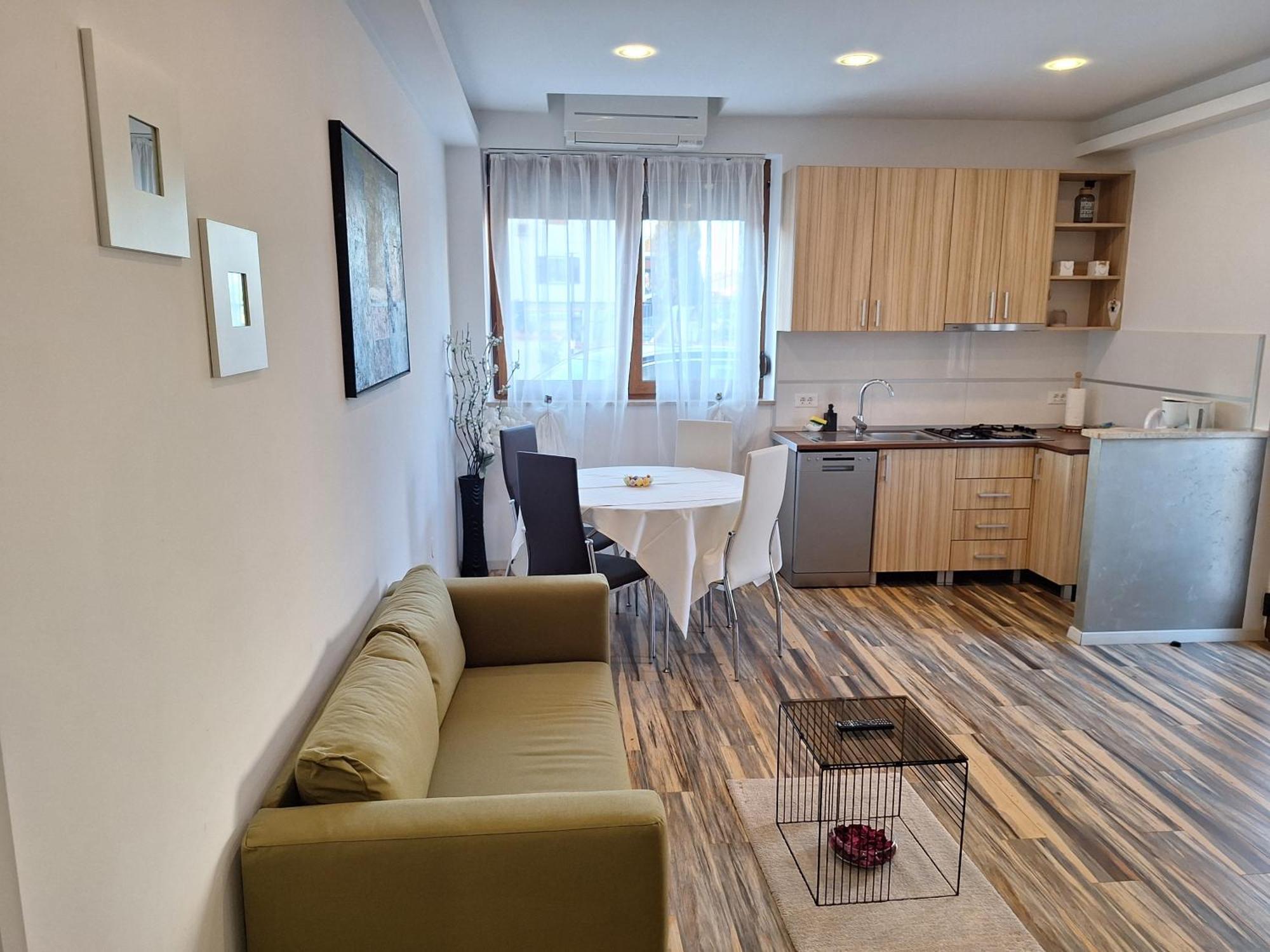 Apartments And Rooms Lorena 236 Ровин Екстериор снимка