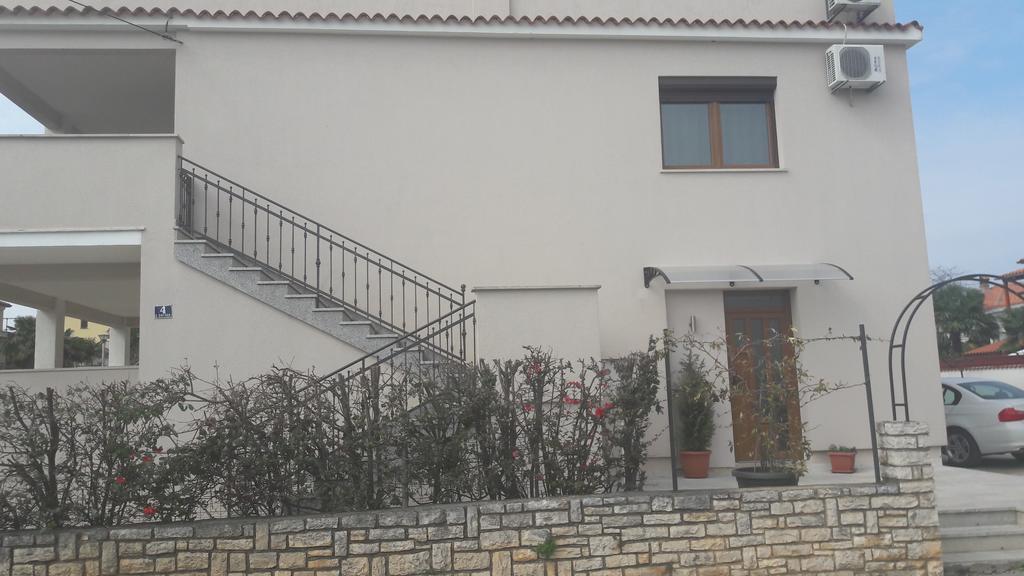 Apartments And Rooms Lorena 236 Ровин Екстериор снимка