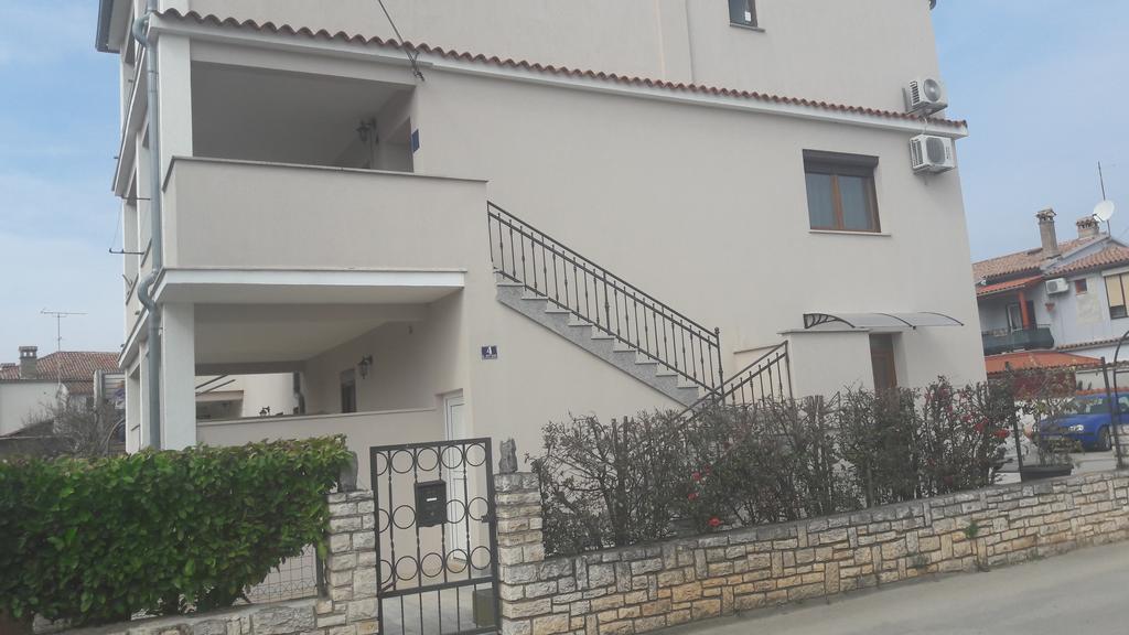 Apartments And Rooms Lorena 236 Ровин Екстериор снимка