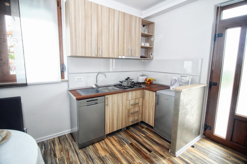 Apartments And Rooms Lorena 236 Ровин Екстериор снимка