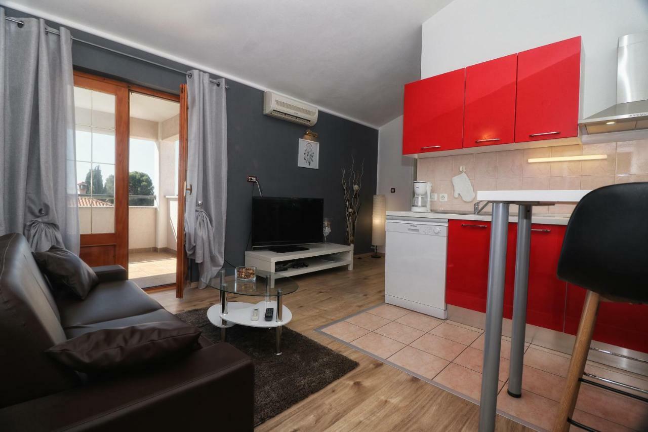 Apartments And Rooms Lorena 236 Ровин Екстериор снимка