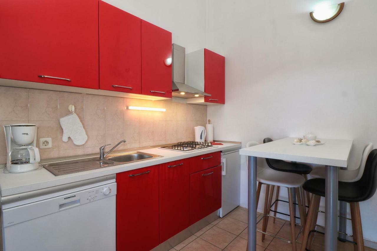 Apartments And Rooms Lorena 236 Ровин Екстериор снимка