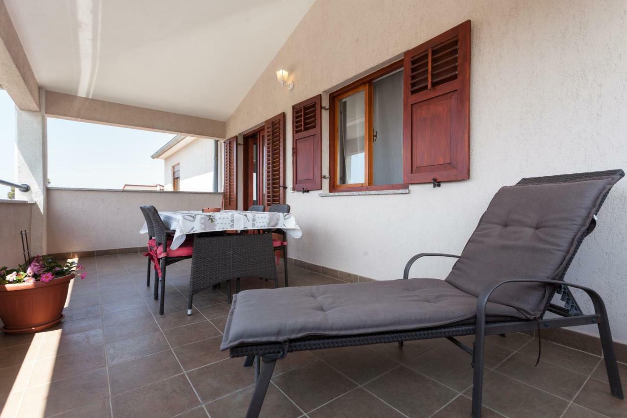 Apartments And Rooms Lorena 236 Ровин Екстериор снимка