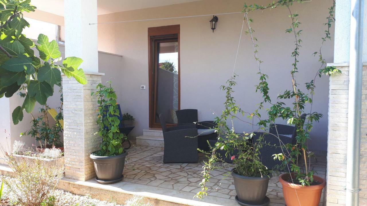 Apartments And Rooms Lorena 236 Ровин Екстериор снимка