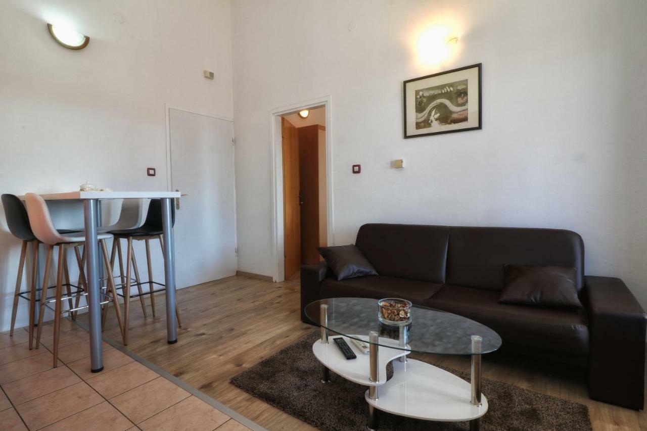 Apartments And Rooms Lorena 236 Ровин Екстериор снимка