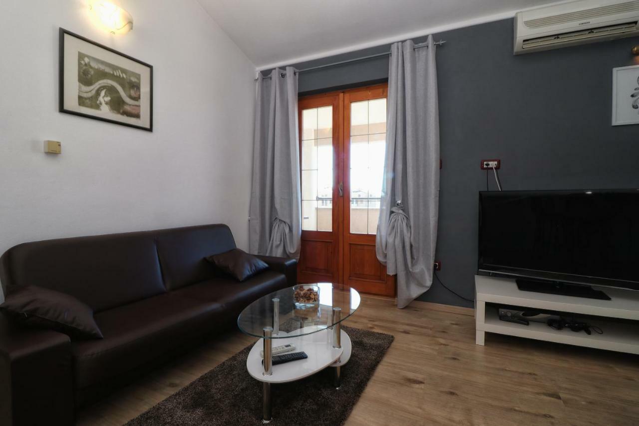 Apartments And Rooms Lorena 236 Ровин Екстериор снимка